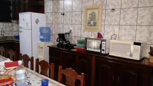 Virtuve vai virtuves zona naktsmītnē Apto Confortável em Frente às Dunas Do Atalaia