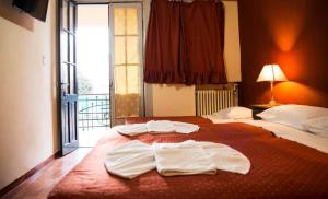 a hotel room with two towels on a bed at Gran Aldea Hotel in Capilla del Monte +36 photos