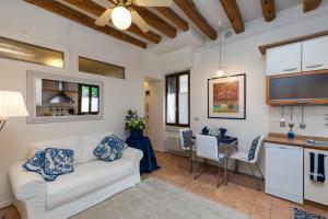 ヴェネツィアにあるCA' DIVAのリビングルーム(白いソファ付)、キッチンが備わります。