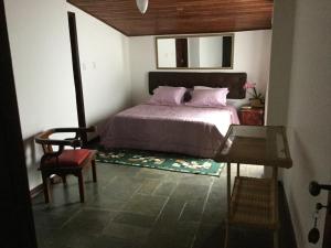 Кровать или кровати в номере Pousada da Mércia - Itapuã (BA)