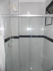 Ένα μπάνιο στο Apartamento para temporada
