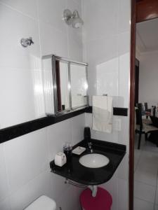 uma casa de banho com um lavatório e um espelho em Apartamento para temporada em Campina Grande