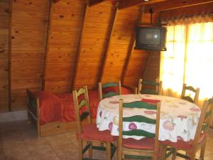 Televízia a/alebo spoločenská miestnosť v ubytovaní Las Encinas