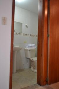 A bathroom at Apartahotel Doble3