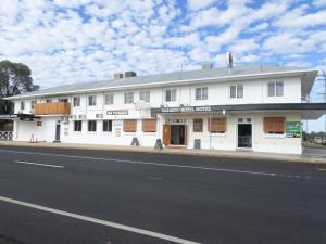 ein weißes Gebäude an der Straßenseite in der Unterkunft Warrego Hotel Motel Cunnamulla in Cunnamulla