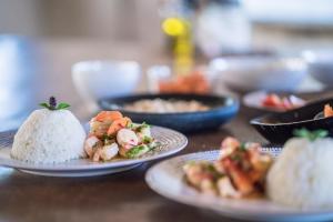 uma mesa coberta com pratos de alimentos com arroz em Bo'a Vida Rote em Nembrala