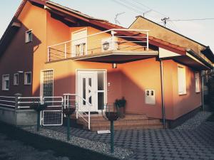 een huis met een witte deur en een balkon bij Apartment Dominik in Osijek