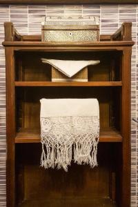 une étagère en bois avec un objet blanc dans l'établissement Torino Mon Amour, à Turin