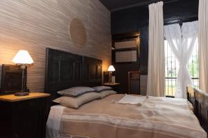 een slaapkamer met een groot bed en een raam bij Torino Mon Amour in Turijn