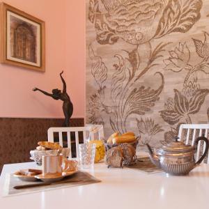 stół z chlebem i kobieta uprawiająca jogę na ścianie w obiekcie Torino Mon Amour w Turynie