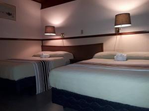 Letto o letti in una camera di Falcon Nest Motel