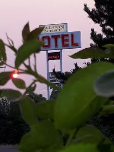 een bord voor een alcott Amerikaans benzinestation bij Falcon Nest Motel in Duncan