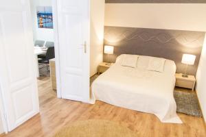 Voodi või voodid majutusasutuse Luxury 2BR Apt by the Synagogue toas
