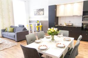 Köök või kööginurk majutusasutuses Luxury 2BR Apt by the Synagogue