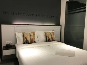 Postel nebo postele na pokoji v ubytování Hotel 99 Kota Kemuning
