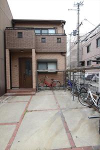 dos bicicletas estacionadas frente a un edificio en Nagomiya Kyoto Minami-Enmachi en Kyoto