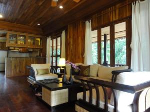 - un salon avec un canapé et une table dans l'établissement Tamarind Lodge, à Mae Nam Beach