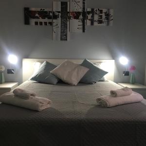 - une chambre avec un lit et 2 serviettes dans l'établissement Civico 7, à Naples
