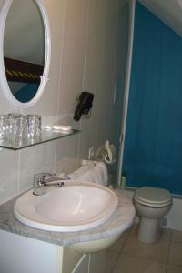 Ein Badezimmer in der Unterkunft Le Castillon