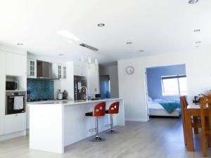 Ett kök eller pentry på A Comfortable 5-Bedrooms House