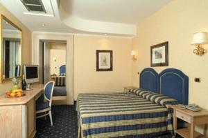 una camera d'albergo con letto e scrivania di Hotel Valle a Roma