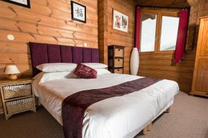 Un pat sau paturi într-o cameră la Chalet De La Vanoise