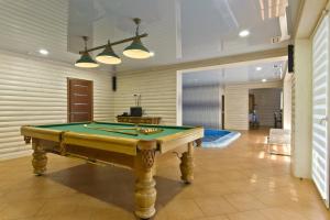 Billiards table sa Lebediny Guest House