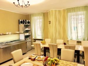 eine Küche und ein Esszimmer mit einem Tisch und Stühlen in der Unterkunft Hotel Lime in Kiew