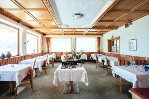 Reštaurácia alebo iné gastronomické zariadenie v ubytovaní Hotel Wildschütz