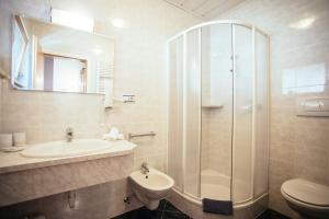 Koupelna v ubytování Hotel Wildschütz + 31 fotografií