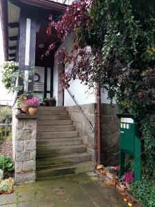 un escalier menant à une maison dans l'établissement Goethes liebste Betten, à Wernigerode