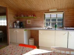 Eldhús eða eldhúskrókur á Lønstrup Camping Cottages & Rooms