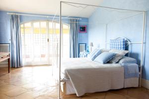 A bed or beds in a room at Borgo del Gelso