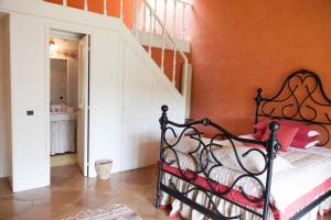 A bed or beds in a room at Borgo del Gelso