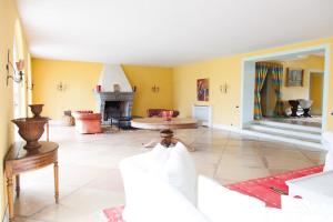 A seating area at Borgo del Gelso