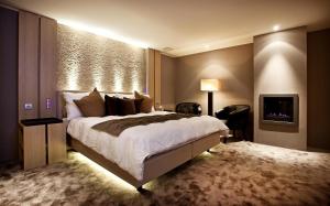 
a bedroom with a bed and a lamp at Hotel Thermen Dilbeek in Dilbeek
