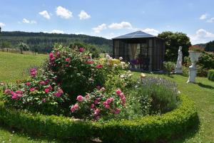 einen Garten mit einem Pavillon im Hintergrund in der Unterkunft Ferienwohnungen Hildegund in Uschlag