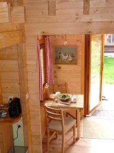 una sala da pranzo con tavolo in una cabina di Haus Alwine a Borkheide