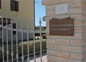 Certificato, attestato, insegna o altro documento esposto da Casa Cardarella