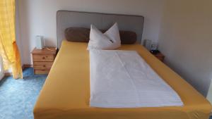 Postel nebo postele na pokoji v ubytování Hotel Sonnenhof