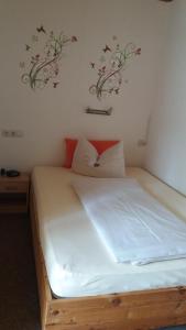 Postel nebo postele na pokoji v ubytování Hotel Sonnenhof