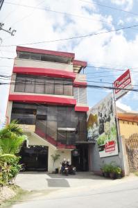 um edifício com uma moto estacionada em frente em Constrell Pension House em Tagbilaran