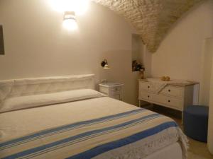 ロコロトンドにあるResidenza COLLEVISAのベッドルーム1室(ベッド1台、ドレッサー付)