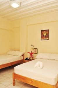 um quarto com duas camas num quarto em Constrell Pension House em Tagbilaran