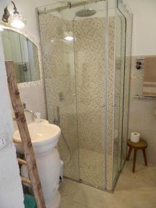 uma casa de banho com um chuveiro, um WC e um lavatório. em Residenza COLLEVISA em Locorotondo