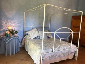 A bed or beds in a room at Borgo del Gelso
