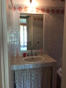 A bathroom at Borgo del Gelso