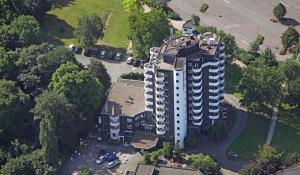 una vista aérea de un gran edificio de apartamentos en Ringhotel Parkhotel Witten, en Witten
