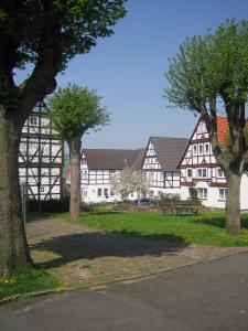 トレンデルブルクにあるBrandners Ferienwohnung Quetscheの手前に木々が植えられた建物群
