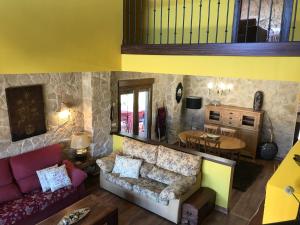 a living room with a couch and a table at Casa rural Miranda in Salamanca